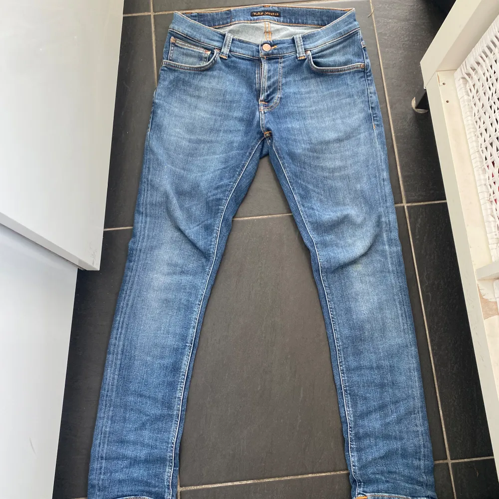 Säljer nu dessa nudie jeans i topp skick, modellen heter tight terry och dem sitter slim, storlek W28 L28 passar 160cm. Färgen heter steel navy och är lite mörkare än vad dem ser ut som på bilden. Hör av er vid frågor är även öppen för byten!. Jeans & Byxor.