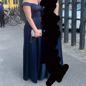 Balklänning  - Jag på en utav bilderna är 172cm lång och den når ner till tårna. Använd bara en gång! Väldigt bra skick!🤍 nypris 3000kr, pris nu 2000kr! 