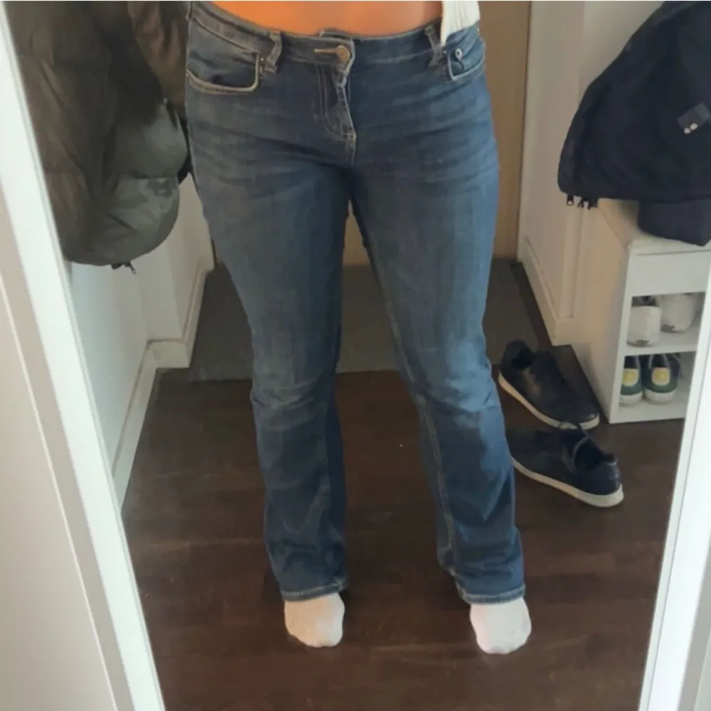 Super fina mörkblå low/midrized jeans från zara!. Jeans & Byxor.