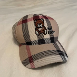 Burberry Keps - Burberry keps i bra skick! Små tecken på användning! Pris kan diskuteras vid snabb affär 🤝