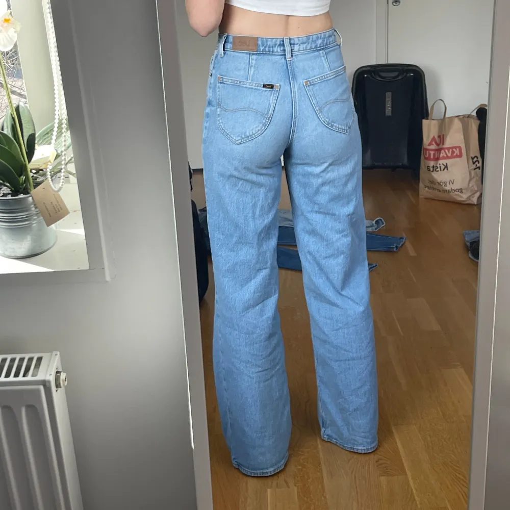  Hej, säljer dessa oversized jeans från lee. Jättefina och inga defekter. Pris går att diskutera. Hör av er vid eventuella frågor 🤗. Jeans & Byxor.