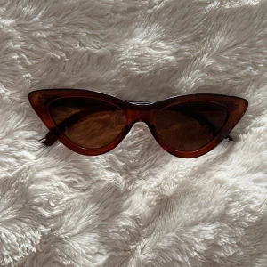 Solglasögon från Gina - Solglasögon från Gina Tricot. Cateye. Aldrig använda, endast provade. Bruna. 