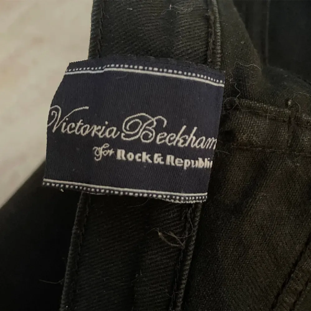 såå snygga victoria beckham jeans 💞 mått : 39 midja, & 72 innerbenslängd low waist+straight leg ⭐️⭐️ skickas samma dag som man köper! . Jeans & Byxor.