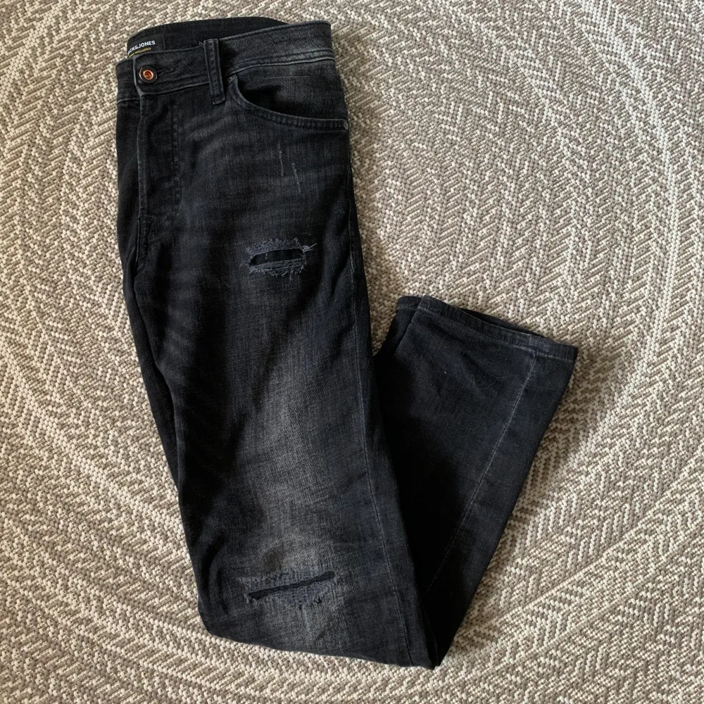 Tjena, säljer nu dessa svarta/gråa Jack & Jones jeansen i modellen Slim/Tim. Storleken 30/30. Bra skick inte använda många gånger. Nypris runt 1000 kr. . Jeans & Byxor.