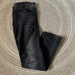 Tjena, säljer nu dessa svarta/gråa Jack & Jones jeansen i modellen Slim/Tim. Storleken 30/30. Bra skick inte använda många gånger. Nypris runt 1000 kr. 
