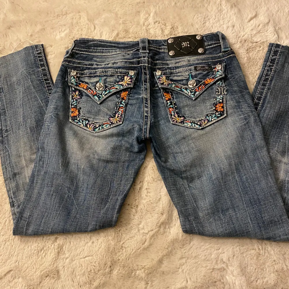 Ljusblåa miss me jeans i storlek 26 skinny lowwaist, dessa är vintage!😍 men dessvärre för små för mig💗. Jeans & Byxor.