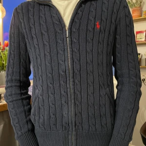 Ralph lauren zip-up - Tjena, säljer en Ralph lauren zip-up i bra skick. 8/10 och är i storlek M men passar S