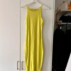 Neonfärgad knälång klänning 