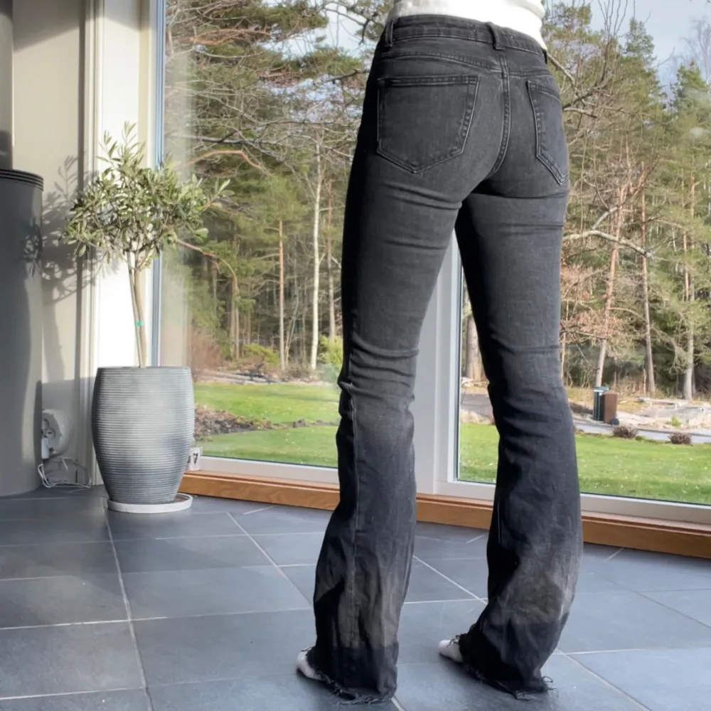 Zara jeans i modellen ZW Contour Bootcut, storlek 32 💗 Innerbenslängd 80 cm 💗 Skulle säga att jeansen är mer svarta än de ser ut på bilden 💗. Jeans & Byxor.