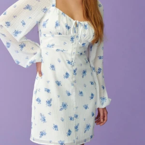 Somrig mini dress - Klänning från Gina Tricot Köpt förra sommaren och använd endast en gång då de va min konfirmations klänning. Så i ny skick skulle ja säga.❤️  Skriv gärna om du har frågor eller vill ha mer bilder så ska ja försöka lösa de ❤️original pris 459kr