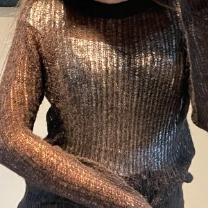 Stickad topp - Säljer denna topp/tröja från zara, aldrig användt och i storlek S