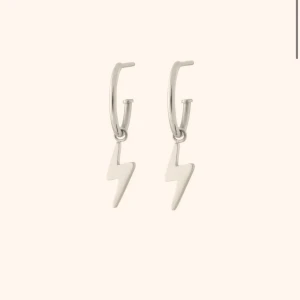 Edblad blixt örhänge!! - Säljer dessa örhängen i silver som köptes för 1 år sedan men har använts 4 gånger!!💗 Nypris är 300!