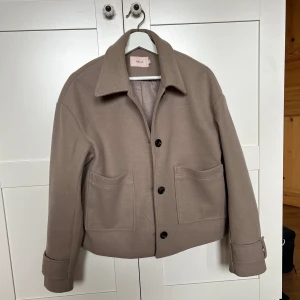 Kappa - Super fin kappa från Nelly🩷  Jättebra skick sparsamt använd Storlek S