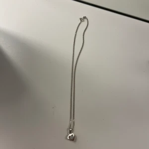 Halsband - Silver halsband med hjärta🥰 vet inte vilket märke det kommer ifrån men det är äkta silver! Haft sen jag var typ 15 år (18 nu), och det är inga defekter alls😍