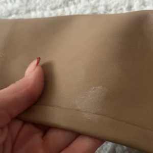 Barn byxor - Skicket är bra men en fläck tyvärr