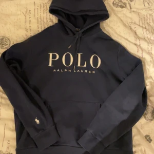 Polo ralph lauren tröja herr - Hej, jag säljer denna ralph lauren tröjan som är väldigt bra skick, org pris är 1900. Skriv gärna om ni har frågor eller vill diskutera pris!