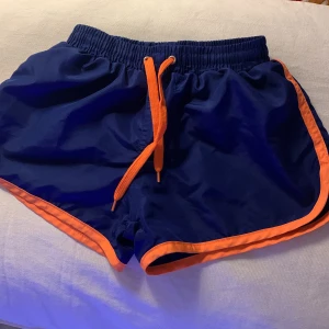 Badshorts som jag säljer för att de inte passar min son längre - Passar alla åldrar från 6-9 och är i perfekt skick.