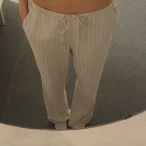 Linnebyxor - Dessa linnebyxor från hm. Storlek s. Är 163cm lång. Säljer för endast 150kr!! Har exakt lika i svart och brun som jag säljer. 🩷LOWWAIST🩷