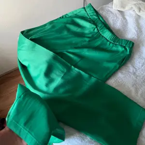 Gröna fräna byxor från vero Moda Superskönt tyg! Använd en gång Frakt ingår ej