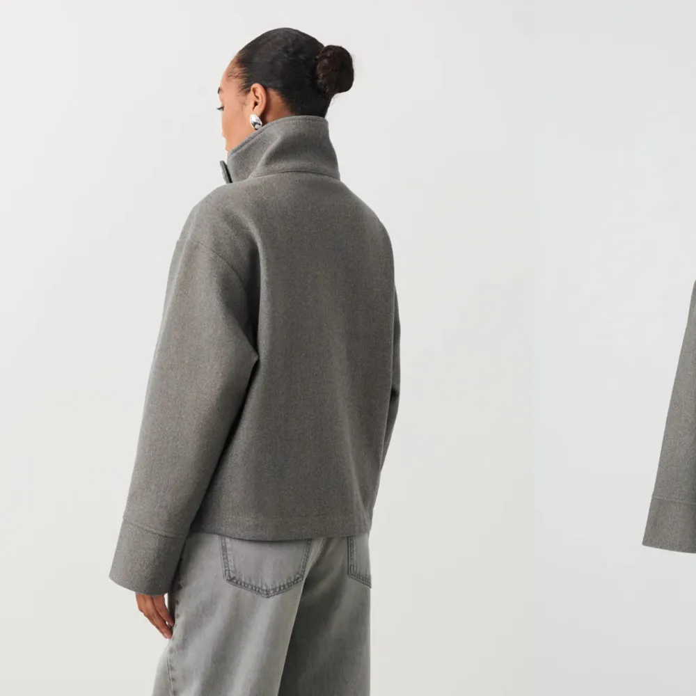 En grå väldigt populär kappa från Gina. Den är helt oskadd och som ny, nypriset är 600! Köpte i höstas men kom knappt till användning🫶🏼. Jackor.