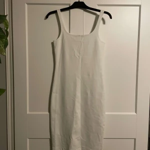 Studentklänning  - Klänning från bikbok, aldrig använd med lappen kvar. 100kr. I storlek S🥳👌😋Pris går att diskutera