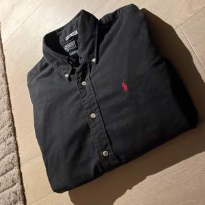 Fräsch skjorta från Ralph Lauren! Skjortan är i toppskick 💫Står Medium men sitter mer som large. Hör av dig vid intresse! 💫