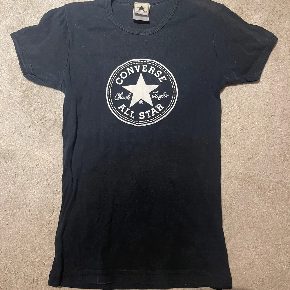 Säljer denna snygga converse t-shirt då den inte kommer till användning längre💕Skriv vid intresse eller köp direkt💗. T-shirts.