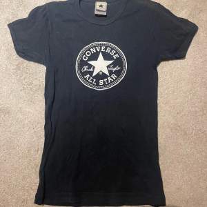 Säljer denna snygga converse t-shirt då den inte kommer till användning längre💕Skriv vid intresse eller köp direkt💗