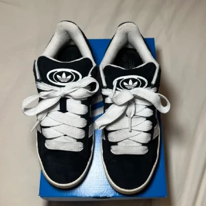 Campus 00 - Intresskoll på dessa campus 00 skorna i storlek 39! Bra skick, lite missfärgade vid skosnörena från själva skon och även lite noppriga inuti vid hälen. 🫶🏽