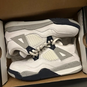 Jordan 4 midnight navy - Nästan helt oanvända Jordan 4. Nypris 2300. Tillkommer även box