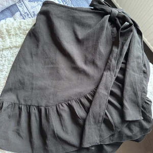 Omlottkjol från vero moda  - En jättefin kjol från vero moda som har använts en gång. Den är alltså i jättebra skick