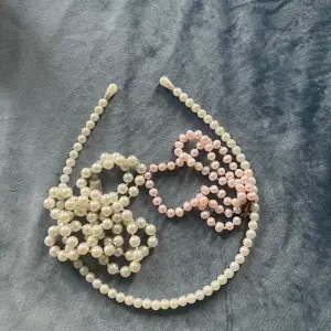 Älskar du pärlor? Då får du med pärlband och 2 st pärlhalsband i rosa och beige/vit färg. 