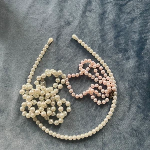 Pärl set  - Älskar du pärlor? Då får du med pärlband och 2 st pärlhalsband i rosa och beige/vit färg. 