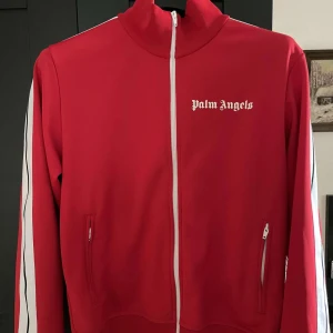 Palm Angels tröja - Bra skick som oanvänd  köpt för ca 4000kr  Priset kan diskuteras för snabb affär.