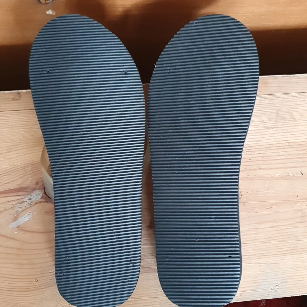 Sparsamt använda sandaler flipflopp stl 37. Skor.