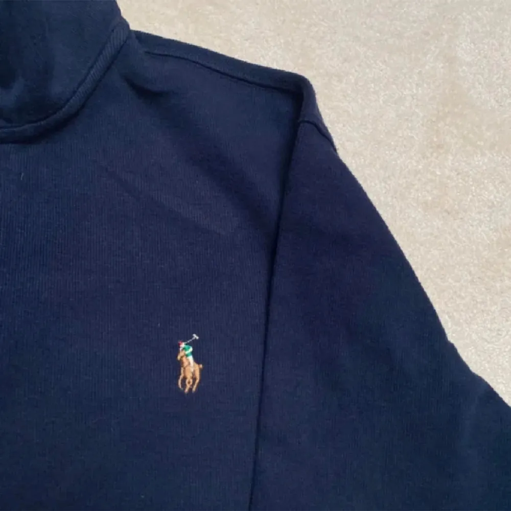 Säljer en Ralph lauren zip up hoodie, bra skick! Nypris 2000, pris kan diskuteras . Hoodies.