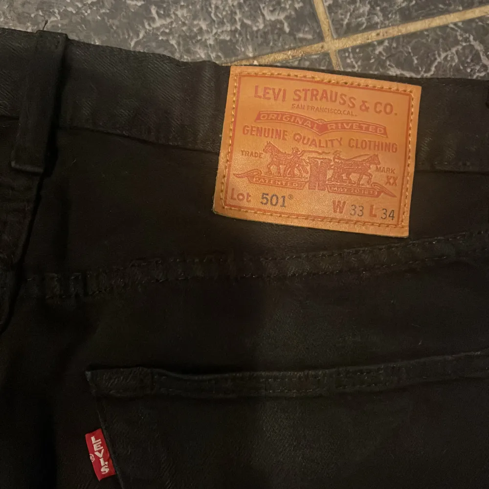 Svarta Levis 501 jeans storlek 33/34,  Aldrig använda för att de är för stora för mig. Jeans & Byxor.