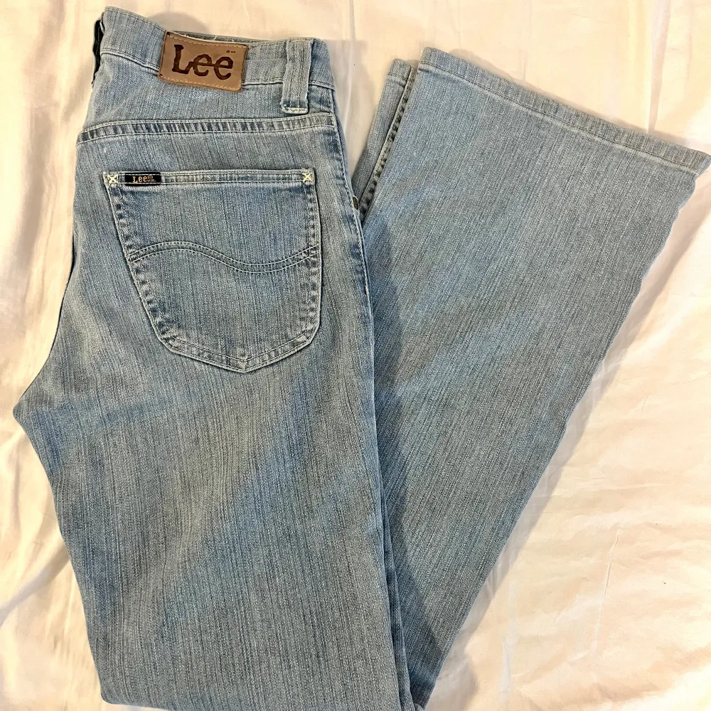 Lågmidjade jeans från Lee! Utsvängda och ljusblåa :) Passar S-M :) W29 L31. Jeans & Byxor.