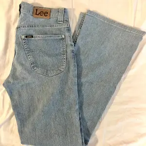 Lågmidjade jeans från Lee! Utsvängda och ljusblåa :) Passar S-M :) W29 L31