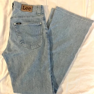 Lågmidjade jeans - Lågmidjade jeans från Lee! Utsvängda och ljusblåa :) Passar S-M :) W29 L31