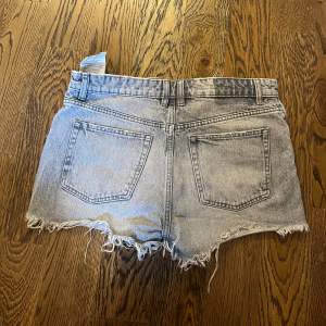 Gråa jeansshorts från Zara! Passar även någon med storlek 36-42 beroende på hur löst/tight man vill att de ska sitta. Nästintill oanvända. Använd gärna ”köp nu”! 💖 Kontakta vid frågor! 