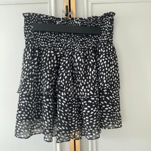 Volangkjol - Nästan ny. Prefekt nu när det blir varmare! nypris 449. Köp med köp nu!