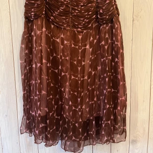 Kjol  - Sirlig kjol i chiffon storlek small 