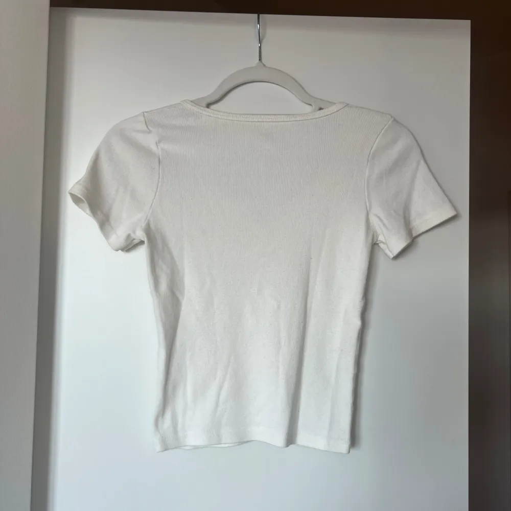 Superfin bomulls T-shirt från Brandy Melville. Onesize men skulle säga att den är som en storlek S. Använd ett par gånger men i bra skick!. T-shirts.