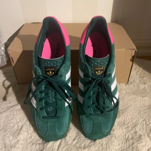 Adidas Gazelle  - Säljer de här fina Adidas Gazelle skorna då de tyvärr är för små. Skorna är i storlek 40 i nyskick då de endast är använda två gånger, skriv vid intresse💕