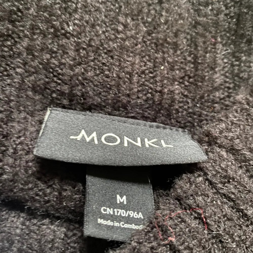Svart stickad tröja från monki i storlek m. Skulle säga att den passar allt från xs-m dock!. Stickat.