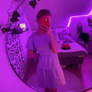En super söt ljus lila klänning perfekt för sommaren ☀️ man kan stila den med ett par vita sneakers och ett bälte 💕