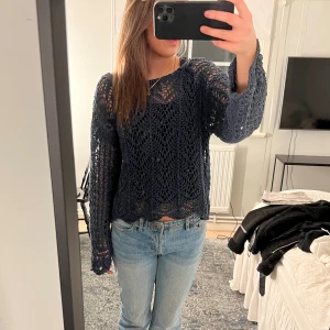 Hålstickad tröja - Säljer denna hålstickade tröja då jag köpte fel storlek, aldrig använd😊