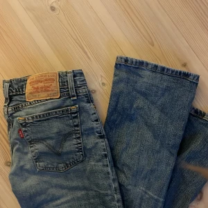 low waits jeans - Snygga levis jeans. De är low waist och bootcut. Använda väl men bra skick . Skriv vid intresse. 