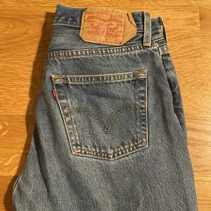 Världens finaste Levis jeans som tyvvär är för små på mig🌟 Levis x Justin Timberlake i modellen 501’s. Strlk 31/32. Köpare står för frakt!☺️